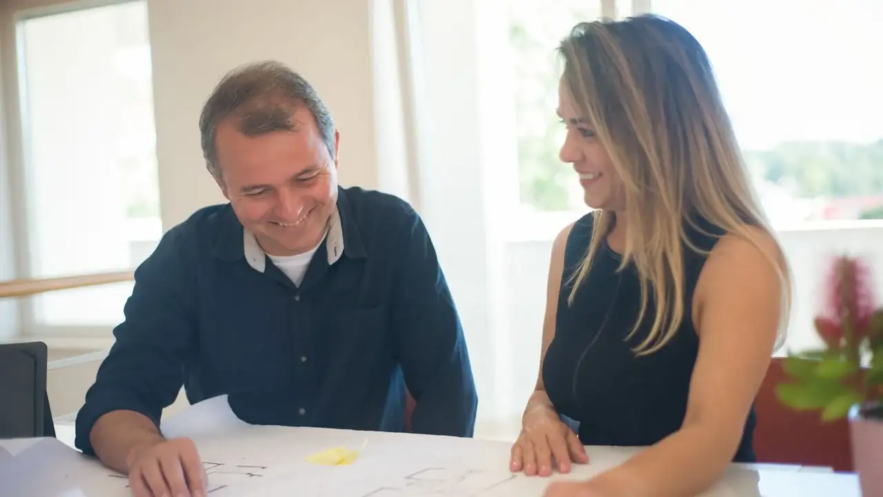 Mulher lendo o contrato do plano de saúde sobre a mesa antes de assinar